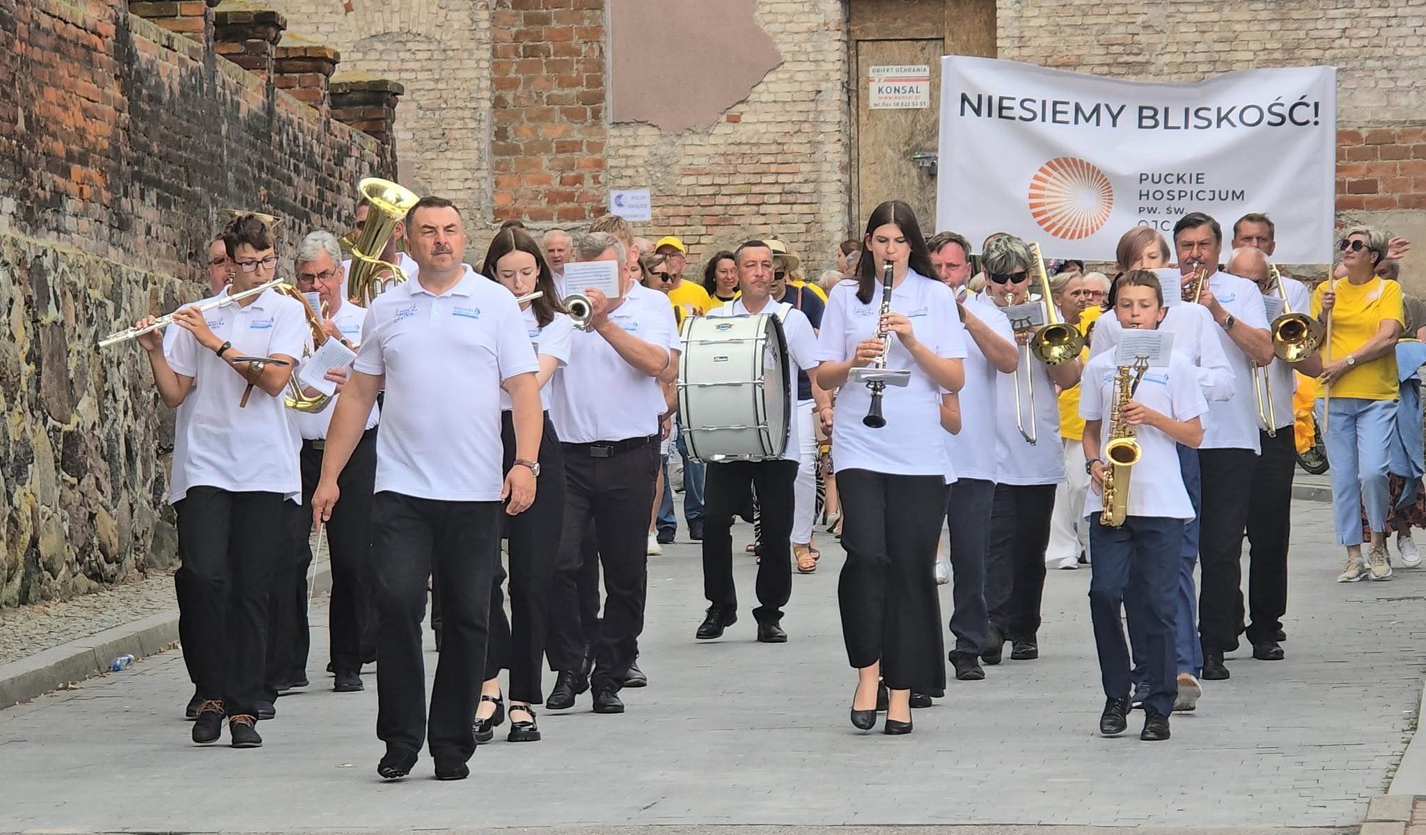 Pucka Orkiestra Dęta podczas marszu w centrum Pucka